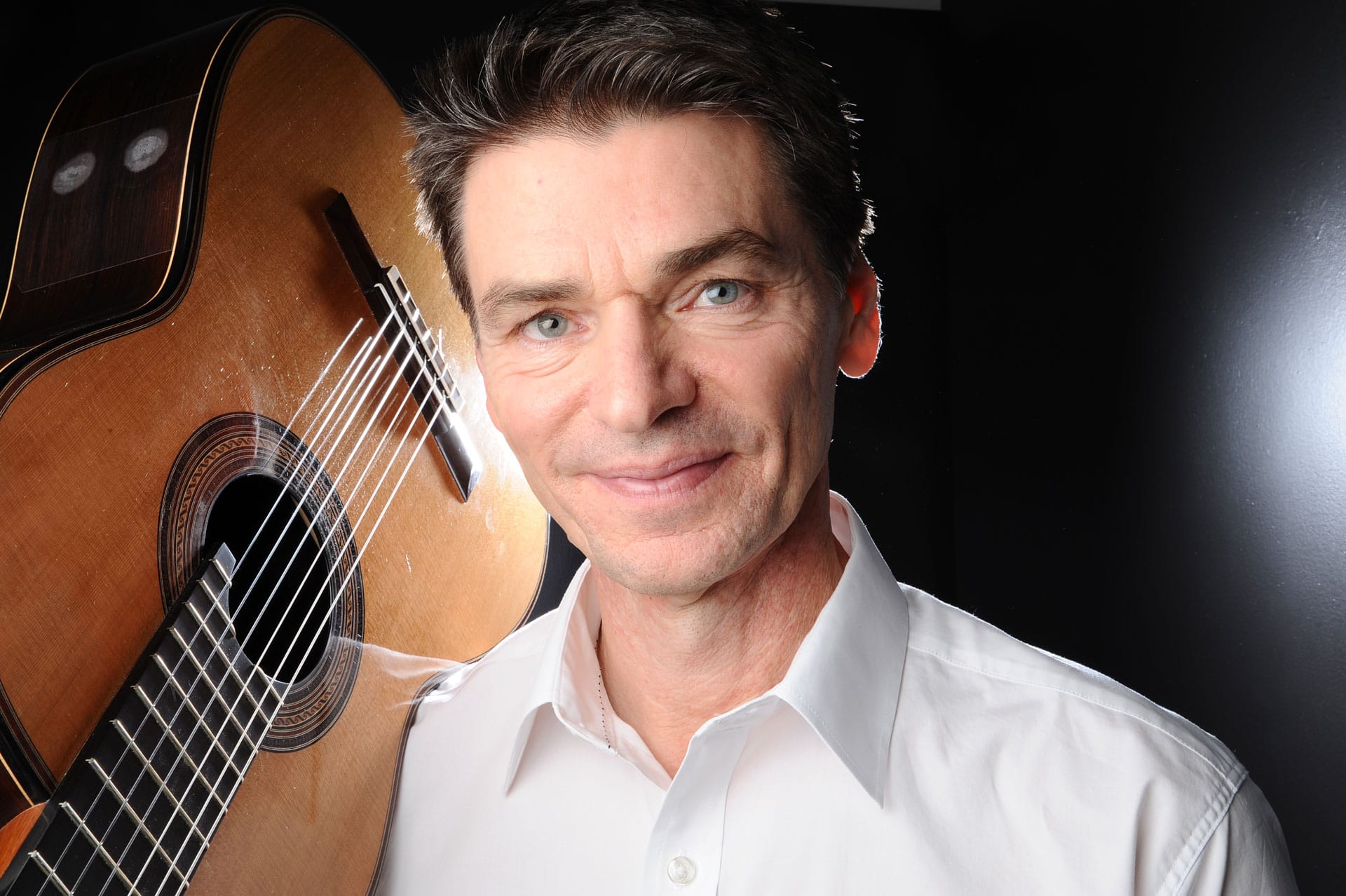 211007_Per-S-gitarren-på-axeln